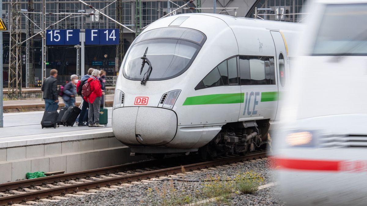 V německém rychlovlaku ICE pobodal muž cestující, tři byli vážně zraněni